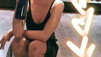 Memegang sebotol minuman beralkohol, Kristen terlihat seperti anak punk ya? Foto: Instagram@kristenstewartx