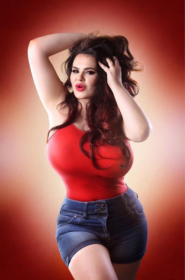 Lexy kemudian melanjutkan ke perguruan tinggi dan hidup lebih baik disana. Tetapi, ia selalu sadar akan tubuhnya yang besar dan merasa lebih rendah dari teman-temannya yang lebih ramping. Foto: Instagram @lexylu_pinup