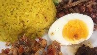 Kalau yang ini lauknya sambal cakalang, acar timun dan teri goreng plus telur rebus. Foto: Instagram @kukisopa