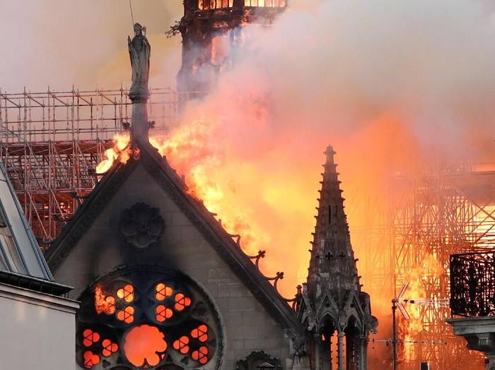 Katedral Notre Dame di Paris, Prancis, terbakar pada Senin (15/4/2019). (Foto: Reuters) Katedral Notre Dame di Paris, Prancis, terbakar pada Senin (15/4/2019). (Foto: Reuters)