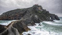 Dragonstone menjadi kampung halaman Daenerys Targaryen. Syuting lokasi Dragonstone ini dilakukan di Pantai Itzurun serta San Juan de Gaztelugatxe, Spanyol (iStock)