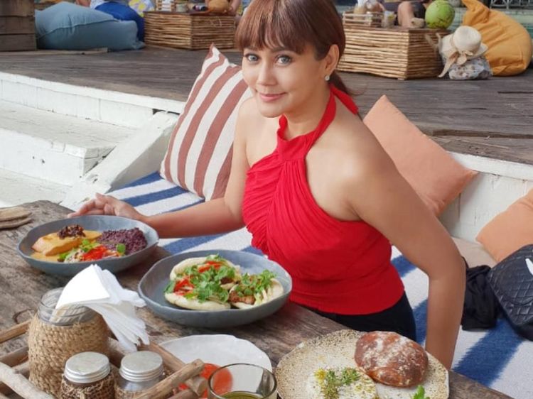 Cantiknya Presenter Anita Hara Saat Asyik Makan di Bali hingga Korea Selatan