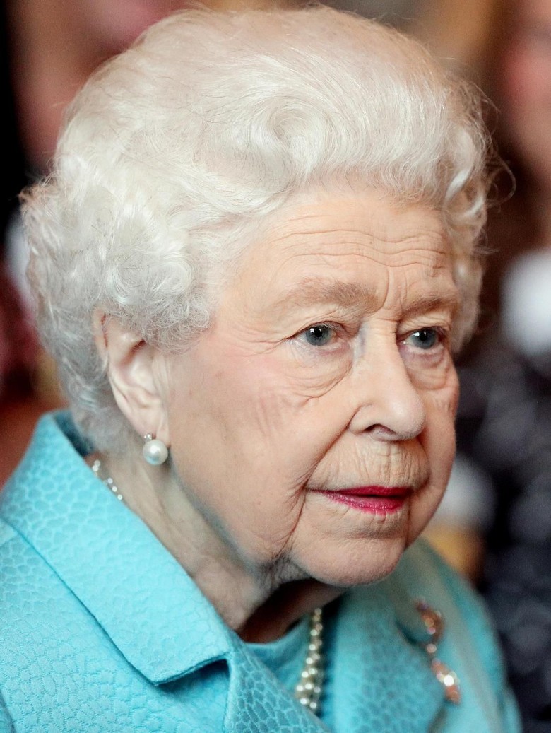 Kesedihan Ratu Elizabeth II Melihat Api Selimuti Katedral Notre-Dame Kesedihan Ratu Elizabeth II Melihat Api Selimuti Katedral Notre-Dame