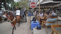 Petugas menggunakan delman untuk mendistribusikan logistik pemilu ke kawasan wisata Tiga Gili (Gili Trawangan, Gili Meno, Gili Air) di Gili Air, Desa Gili Indah, Kecamatan Pemenang, Lombok Utara, NTB, Selasa (16/4/2019). Antara Foto/Ahmad Subaidi.