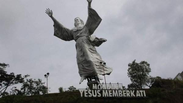 Patung Yesus Memberkati merupakan ikon wisata religi serta simbol memberkati Kota Manado. Brigida Emi Lilia/dTraveler  