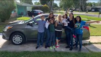 Samantha dan kelima adiknya berfoto bersama di depan Nissan Versa.