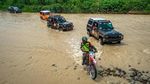 Perjuangan Petugas Distribusikan Logistik Pemilu di Daerah Terpencil