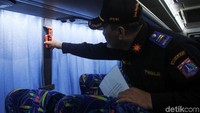 Satu persatu bus dicek kelengkapannya.