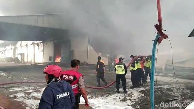 Pabrik kacang Garuda di Pati terbakar