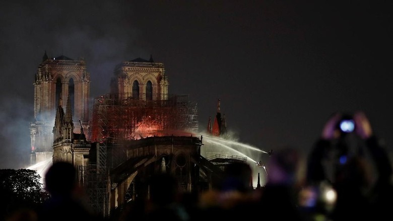 Penyebab Kebakaran Katedral Notre-Dame Belum Jelas, Api Padam Sebagian Penyebab Kebakaran Katedral Notre-Dame Belum Jelas, Api Padam Sebagian