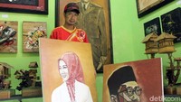 Dua lukisan hasil karya Joko yang dibuat dari pewarna alami seperti tanah hingga arang. Meski terbuat dari bahan sederhana dan seadanya, nyatanya lukisan karya Joko bernilai seni tinggi.