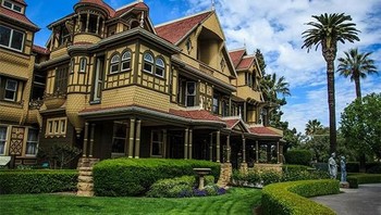 Entah kenapa, rumah di Winchester di San Jose, California, Amerika Serikat ini disebut rumah misteri. Mengusung gaya Victoria, rumah ini milik Sarah Winchester yang dibangun pada 1884. Foto: via Trend Chaser