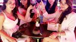 Cantiknya Presenter Anita Hara Saat Asyik Makan di Bali hingga Korea Selatan