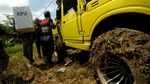 Perjuangan Petugas Distribusikan Logistik Pemilu di Daerah Terpencil