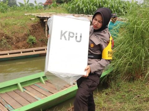 Dua Polwan Ini Rela Naik Perahu Kehujanan Antarkan Logistik Pemilu di Tuban