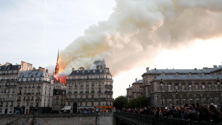 400 Petugas Damkar Dikerahkan untuk Padamkan Api di Gereja Notre Dame Paris 400 Petugas Damkar Dikerahkan untuk Padamkan Api di Gereja Notre Dame Paris