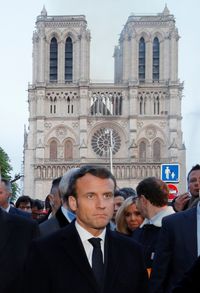 Didampingi PM Philippe, Presiden Macron Cek Kebakaran Gereja Notre Dame