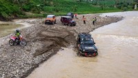 Personel TNI juga turut mengawal rombongan mobil jip Petugas Panitia Pemungutan Suara Kecamatan (PPK) menembus Sungai Jragung saat pendistribusian bilik dan kotak suara Pemilu 2019 ke 5 TPS di Dusun Kedungglatik, Dusun Borangan dan Dusun Sapen, Desa Candirejo, Pringapus, Kabupaten Semarang, Jawa Tengah, Selasa (16/4/2019). Antara Foto/Aji Styawan.