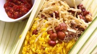 Ini tampilan sederhana nasi kuning Manado berbungkus daun woka. Ditambah sambal yang pedas menyengat tentulah sedap. Foto: Instagram @ywardiana