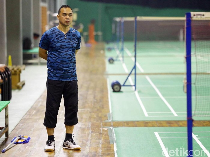 Rionny Mainaky pulang kampung. Setelah bertahun-tahun menangani tim nasional bulutangkis Jepang, dia dipercaya sebagai head coach tunggal putri Pelatnas PBSI. Yuk lihat proses latihan yang dipimpin Rionny.