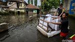 Aksi Petugas Distribusikan Logistik Pemilu di Tengah Banjir