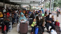 Pada momen libur panjang seperti ini, angkutan KA selalu diserbu oleh masyarakat sebagai moda transportasi untuk bepergian maupun berlibur.