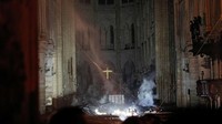 Bagian altar di dalam Katedral Notre-Dame terlihat juga diselimuti asap pekat akibat kebakaran yang masih berlangsung di bagian atap. Foto: REUTERS/Philippe Wojazer/Pool