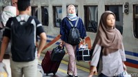 Sejumlah penumpang menunggu kedatangan kereta api di Stasiun Pasar Senen, Jakarta, Selasa (16/4/2019).