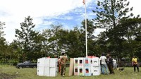 Petugas PPS mengambil logistik Pemilu 2019 saat didistribusikan ke TPS-TPS di Distrik Wesaput Wamena, Jayawijaya, Papua, Selasa (16/4/2019). KPUD Wamena menargetkanp pada H-1 Pemilu 2019 seluruh logistik Pemilu telah didistribusikan ke TPS-TPS. Antara Foto/Yusran Uccang.