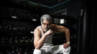 Ini dia sosok Colonel Harland Sanders versi muda yang bikin heboh Instagram resmi KFC. Meski tetap memakai tuksedo putih, sosok Colonel Sanders ini punya badan yang atletis. Foto: Instagram KFC