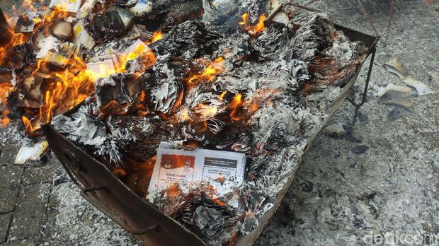 KPU Kabupaten Semarang Bakar 48.163 Surat Suara Sisa dan Rusak