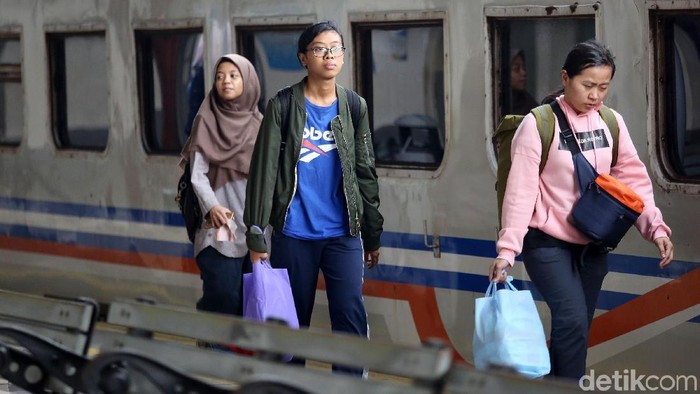 Sejumlah penumpang berada didalam Kereta Api Kertajaya di Stasiun Pasar Senen, Jakarta, Selasa (16/4/2019). Guna mengantisipasi melonjaknya penumpang pada libur panjang ini, PT KAI Daop 1 Jakarta melakukan penambahan 11 KA Tambahan yang dioperasikan dari Stasiun Gambir dan Stasiun Pasar Senen dengan tujuan Bandung, Cirebon, Kutoarjo, Yogyakarta, dan Solo yang beroperasi mulai 15 April – 21 April 2019.