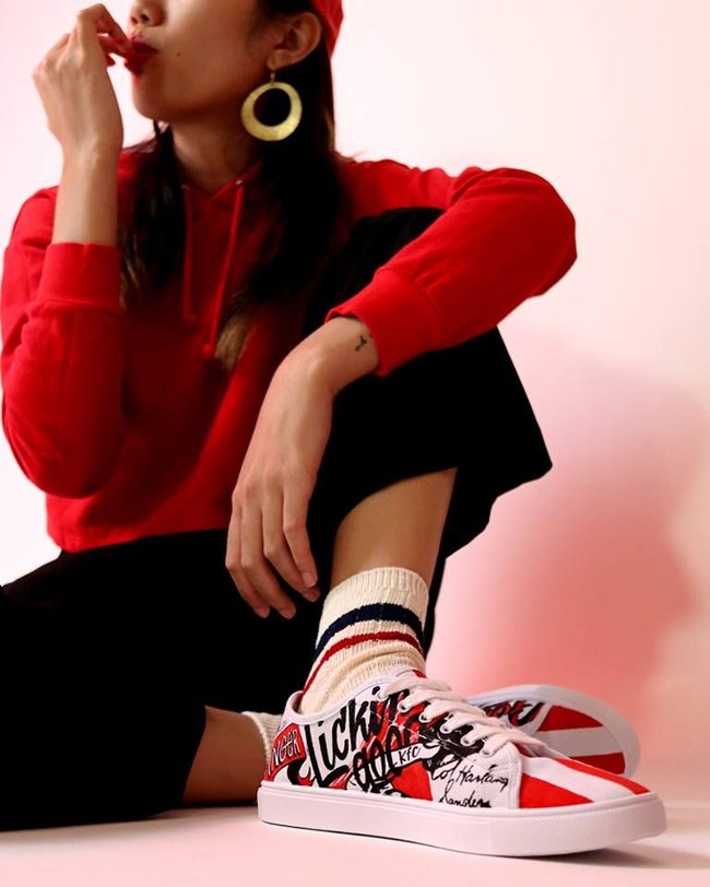 Dari penampilannya, sneakers tampak terbuat dari material kanvas dengan warna merah dan putih khas KFC yang mendominasi. Slogan KFC yang berbunyi Finger Licking Good juga ikut menghiasi sneakers ini. (Foto: Dok. KFC Singapura)