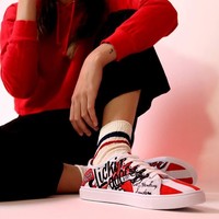 Dari penampilannya, sneakers tampak terbuat dari material kanvas dengan warna merah dan putih khas KFC yang mendominasi. Slogan KFC yang berbunyi Finger Licking Good juga ikut menghiasi sneakers ini. (Foto: Dok. KFC Singapura)