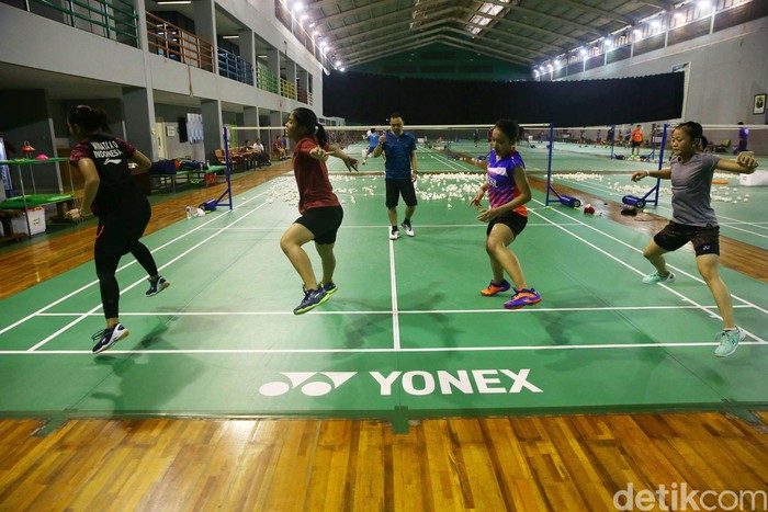 Rionny Mainaky pulang kampung. Setelah bertahun-tahun menangani tim nasional bulutangkis Jepang, dia dipercaya sebagai head coach tunggal putri Pelatnas PBSI. Yuk lihat proses latihan yang dipimpin Rionny.