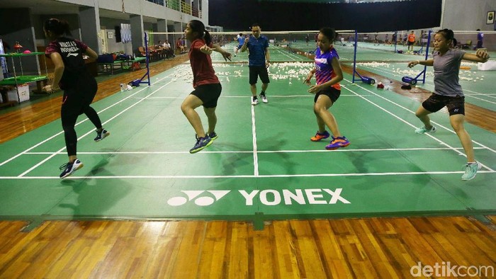 Rionny Mainaky pulang kampung. Setelah bertahun-tahun menangani tim nasional bulutangkis Jepang, dia dipercaya sebagai head coach tunggal putri Pelatnas PBSI. Yuk lihat proses latihan yang dipimpin Rionny.