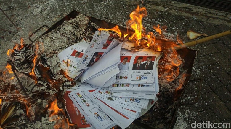 KPU Kabupaten Semarang Bakar 48.163 Surat Suara Sisa dan Rusak KPU Kabupaten Semarang Bakar 48.163 Surat Suara Sisa dan Rusak