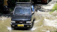 Dengan pengawalan PPK, Panwas, TNI dan Polri, logistik Pemilu sebanyak 15 kotak suara untuk tiga TPS didistribusikan untuk desa terjauh di daerah itu. Antara Foto/Adiniwati Solihin.