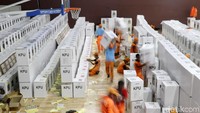 Sejumlah petugas PPSU membantu proses distribusi logistik Pemilu 2019 di kawasan Gelanggang Olahraga Remaja, Sunter, Jakarta Utara, Selasa (16/4/2019).