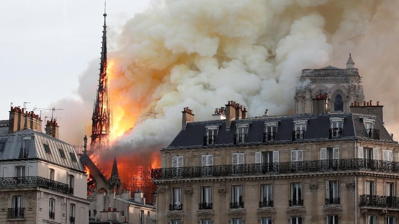 Gereja Notre Dame Terbakar, Presiden Macron Bersedih Gereja Notre Dame Terbakar, Presiden Macron Bersedih