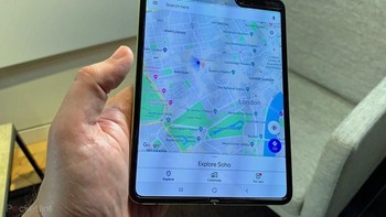Tampilan Google Maps dalam kondisi layar terbuka. Unit akan sampai ke tangan konsumen di Negeri Paman Sam pada 25 April. Tersedia warna Space Silver dan Cosmos Black dengan pilihan memori internal tunggal, 512 GB. Foto: Pocket Lint