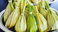 Yang unik di Manado, nasi kuning dibungkus daun woka atau nira muda. Aromanya makin harum dan tak mudah basi. Mari makan! Foto: Instagram @dewisartika35