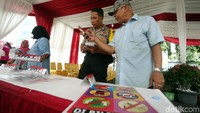TPS tersebut bernuansa merah putih.
