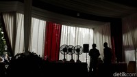 Jokowi belum memastikan kapan tiba di TPS. Waktu pencoblosan sendiri dimulai pada pukul 07.00 WIB dan ditutup pada pukul 13.00 WIB.