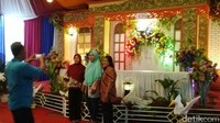 Beberapa warga menjadikan TPS yang dihias bak pelaminan pernikahan tersebut untuk foto-foto.
