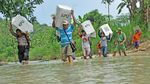 Perjuangan Petugas Distribusikan Logistik Pemilu di Daerah Terpencil