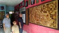 Lukisan yang dibuat Joko pun beraneka ragam, mulai dari abstrak, kaligrafi, gambar hewan seperti naga, ikan, hingga wajah tokoh nasional seperti Presiden Soekarno, Gubernur Ridwan Kamil hingga Presiden Joko Widodo.