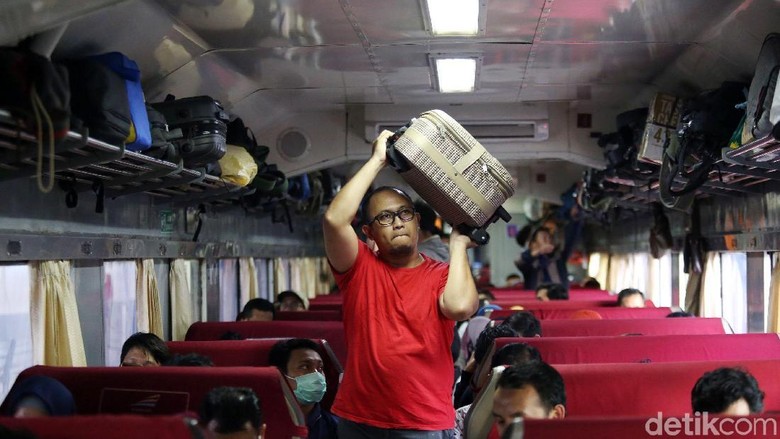 Tarif Pesawat Mahal, Penumpang Kereta Naik Pesat