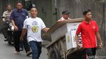Antusias Warga Bangun TPS di Kawasan Pasar Jembatan Lima
