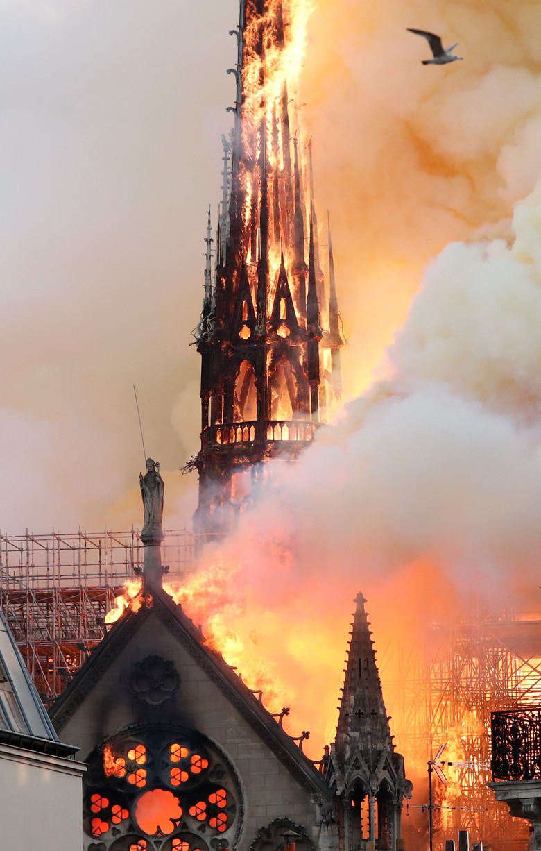 Terbakar, Atap Gereja Katedral Notre Dame Runtuh